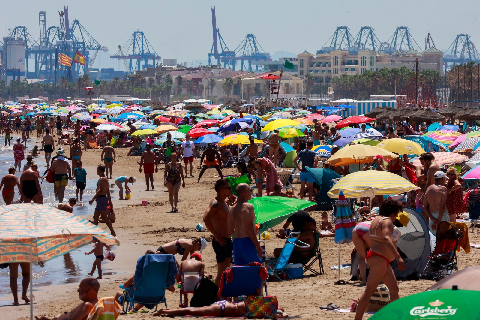 València busca cobijo contra el calor en la playa y las plazas