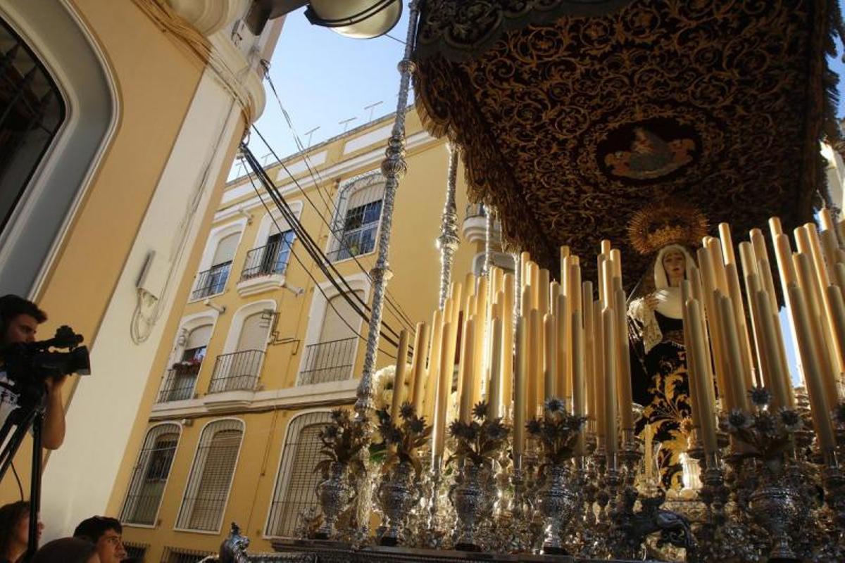 Una tarde primaveral envuelve a las cofradías el Lunes Santo