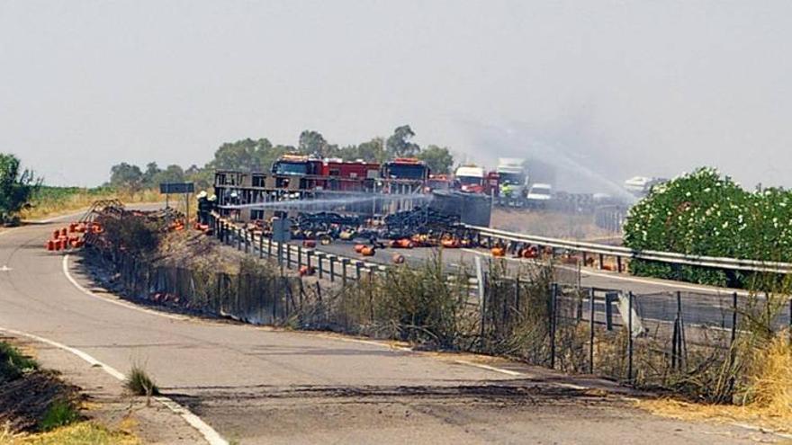 El accidente de un camión de butano corta la A-4 varias horas