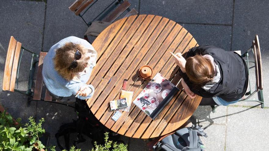 Clientes en una terraza.