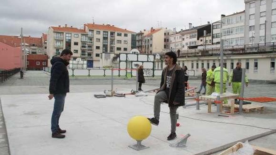 Casares y Alonso supervisaron las obras en el área de parkour.