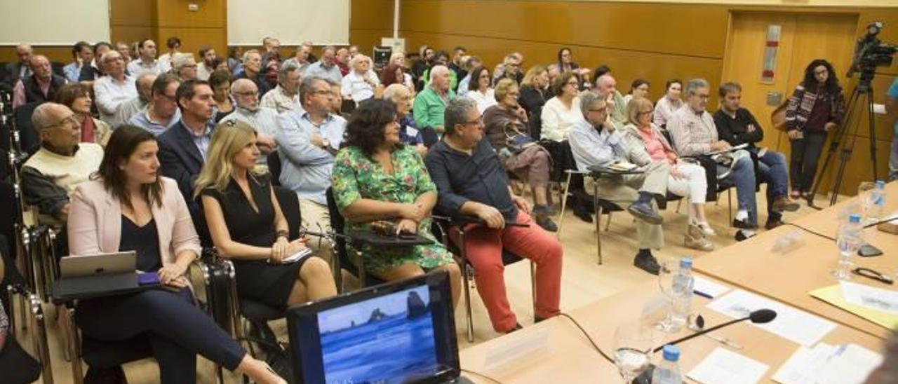 Público asistente al debate «Alicante, una ciudad en la encrucijada», que se celebró ayer en la Sede Universitaria.