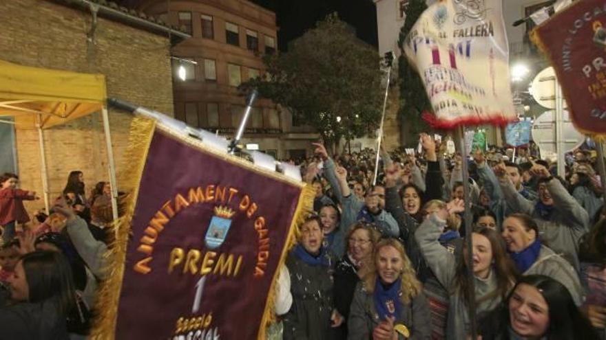 Falleras y falleros de la Vilanova agitan los banderines tras conocer los premios del año 2017. En 2019 todas tendrán el distintivo.