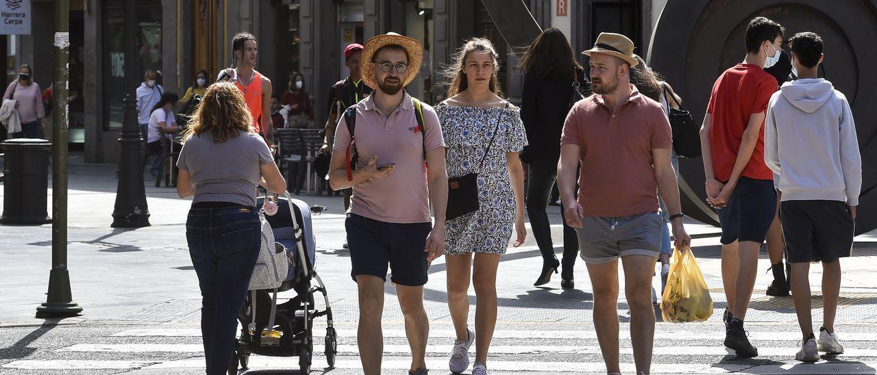 Grupos de personas por la capital grancanaria.