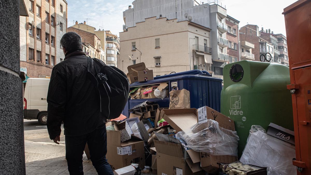 Acumulació de brutícia la carrer Barcelona amb Pare Torra