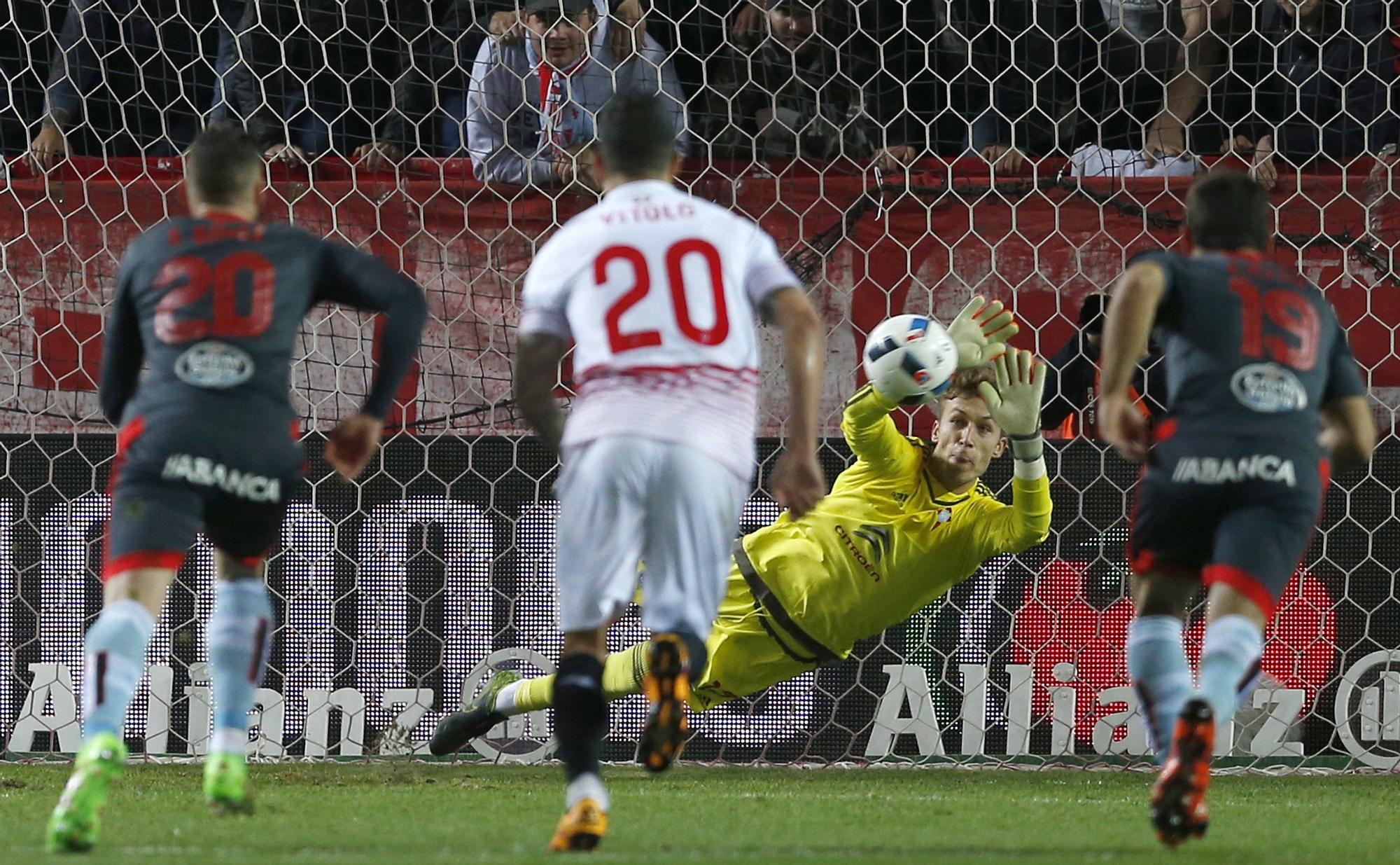 RUB�N BLANCO 4-2-16 Julio Mu�oz Detiene un penalti a Gameiro en las semis de Copa ante el Sevilla. Ser�a el a�o de su salto adelante.jpg