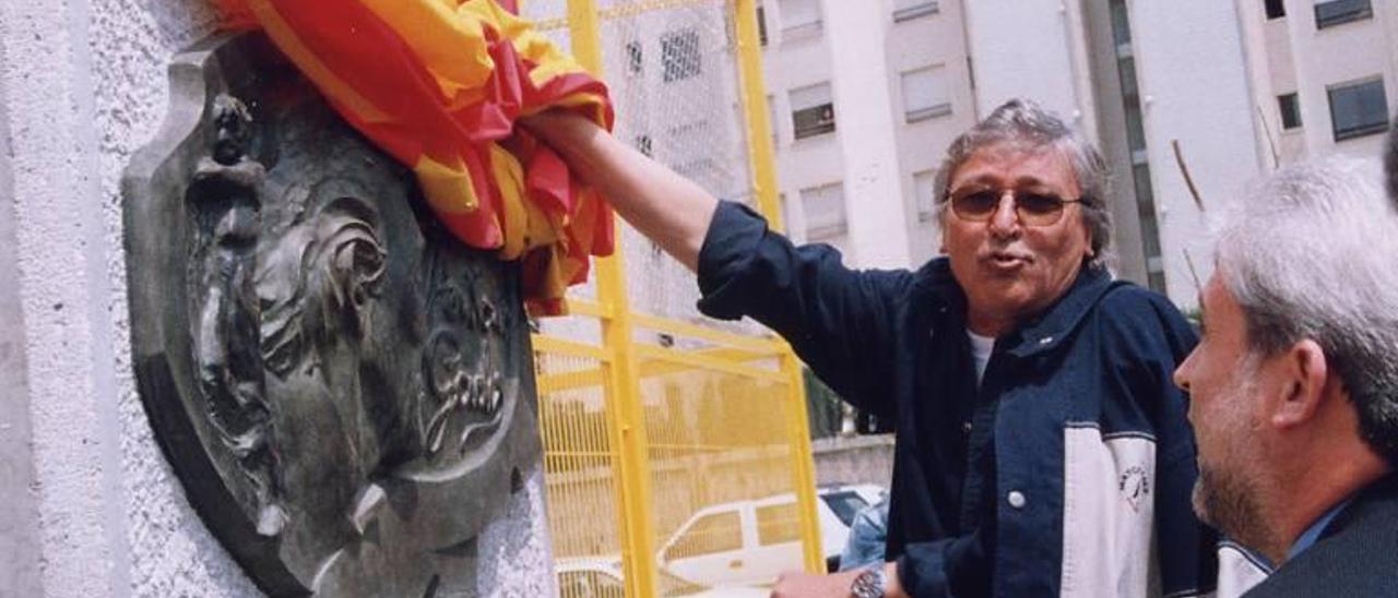 Antonio Gades, junto al alcalde Azorín, en la inauguración de su parque de Elda en 1998.