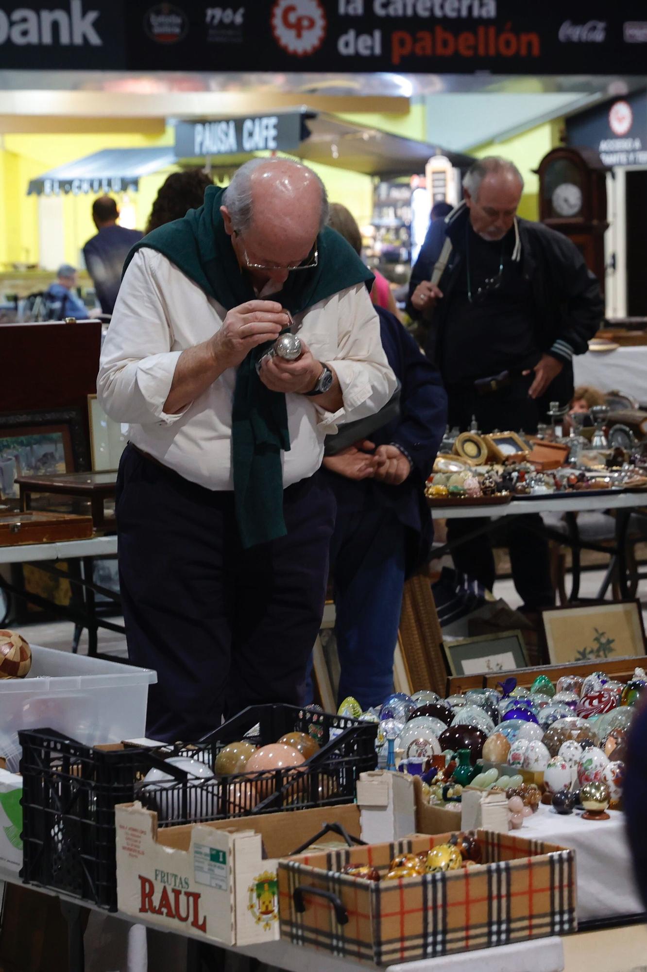 EN IMÁGENES: la feria de antigüedades y artículos vintage de Avilés