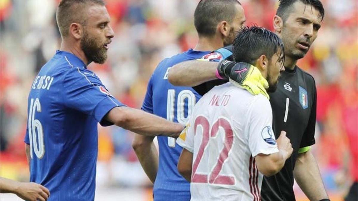 Nolito, consolado por Buffon al final del partido