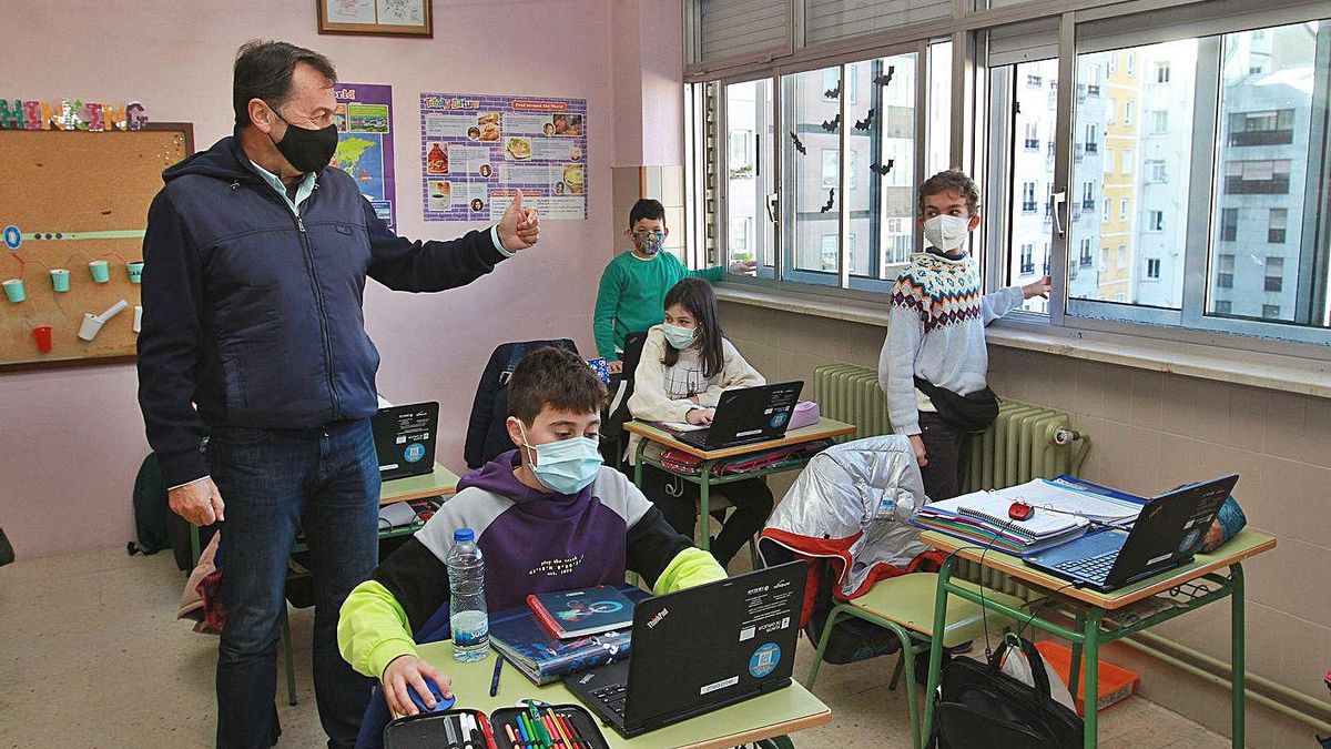 En medio del frío se retorna a clases y Sedes prevé control de la tercera ola en 4 semanas Ventilación y mascarilla es la solución, y calefacción a tope” - Faro de Vigo