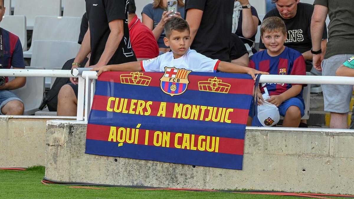 Un joven aficionado en la grada del Estadi Olímpic.