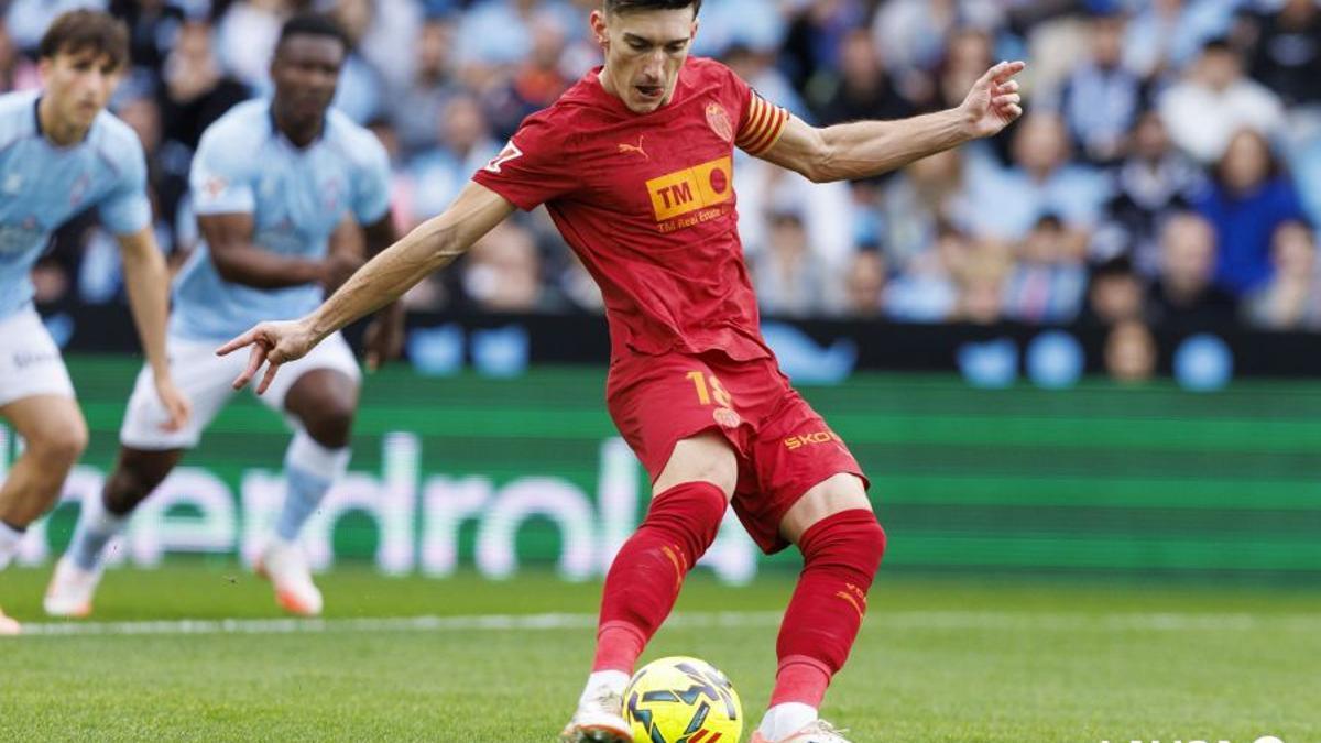 Pepelu, en el momento en que lanza el penalti que acabó estrellándose en el poste de Radu