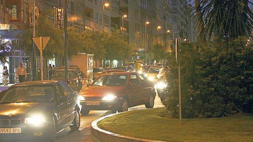 Travesía de Vigo: En las glorietas de Travesía con Bailén y la bajada a Mestre Chané, las dos anteriores a la del centro comercial, los conductores no ven a los vehículos que se incorporan en sentido contrario por la altura de las rotondas, con árboles en medio. Autopatronos del taxi y escuelas de conducción piden &quot;limpiar&quot; toda la calle de obstáculos para la visión y ampliar las dimensiones de la rotonda de la bajada al Vao con la vía del tranvía.