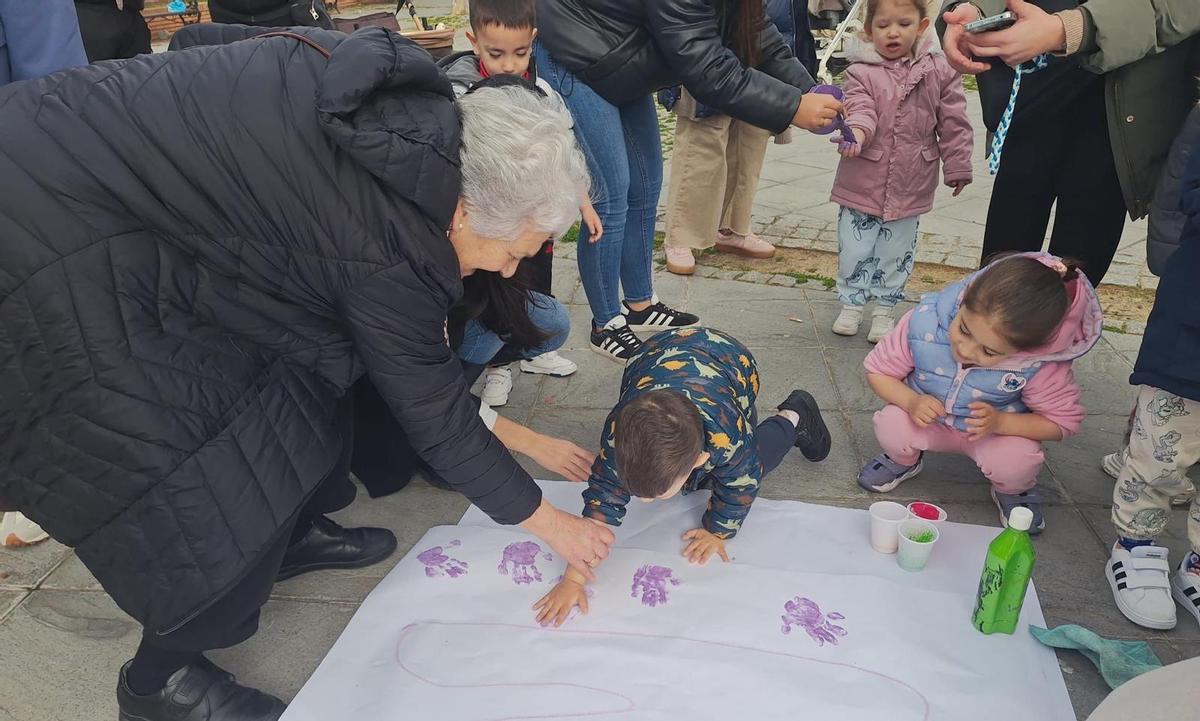 FOTOS | Alumnos de los colegios Cerro de Reyes y Pastor Sito pintan de violeta el barrio por el 8M