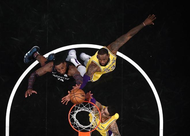 Rondae Hollis-Jefferson #24 de los Brooklyn Nets y LeBron James #23 de Los Angeles Lakers, en acción hoy, durante un partido de la NBA entre Los Angeles Lakers y los Brooklyn Nets, en el Barclays Center de Brooklyn, Nueva York