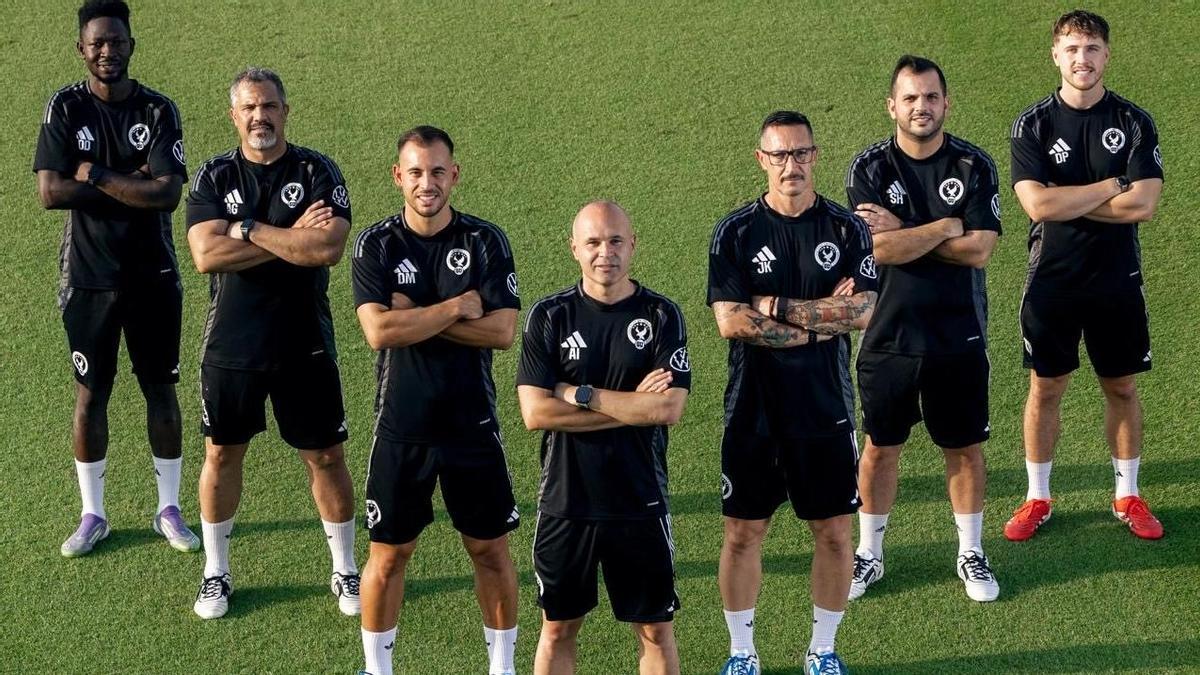 Iniesta, en el centro, junto a su equipo de trabajo en Dubai.
