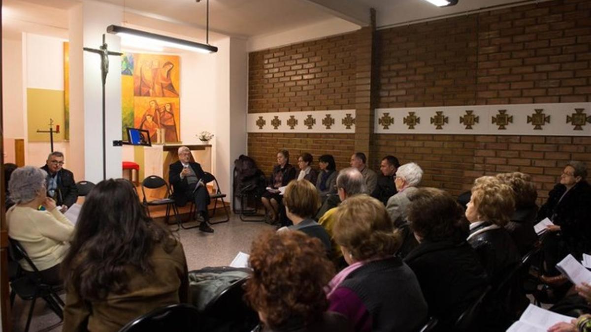 El párroco Pardell debate la encuesta con sus feligreses, el sábado en Lleida