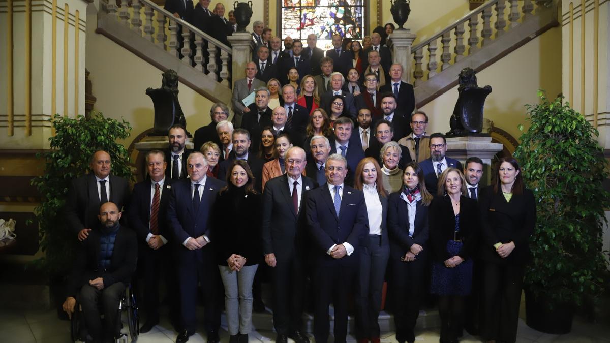 Foto de familia tras la presentación de la candidatura de Málaga de la Expo 2027 a los cónsules de la ciudad.