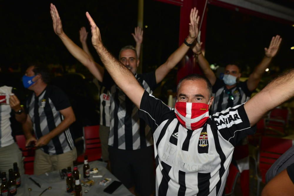 La afición celebra el ascenso del FC Cartagena