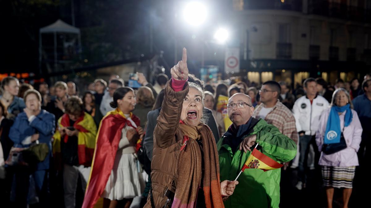 Ciudadanos se acercan a la sede del PP en la calle Génova en Madrid.