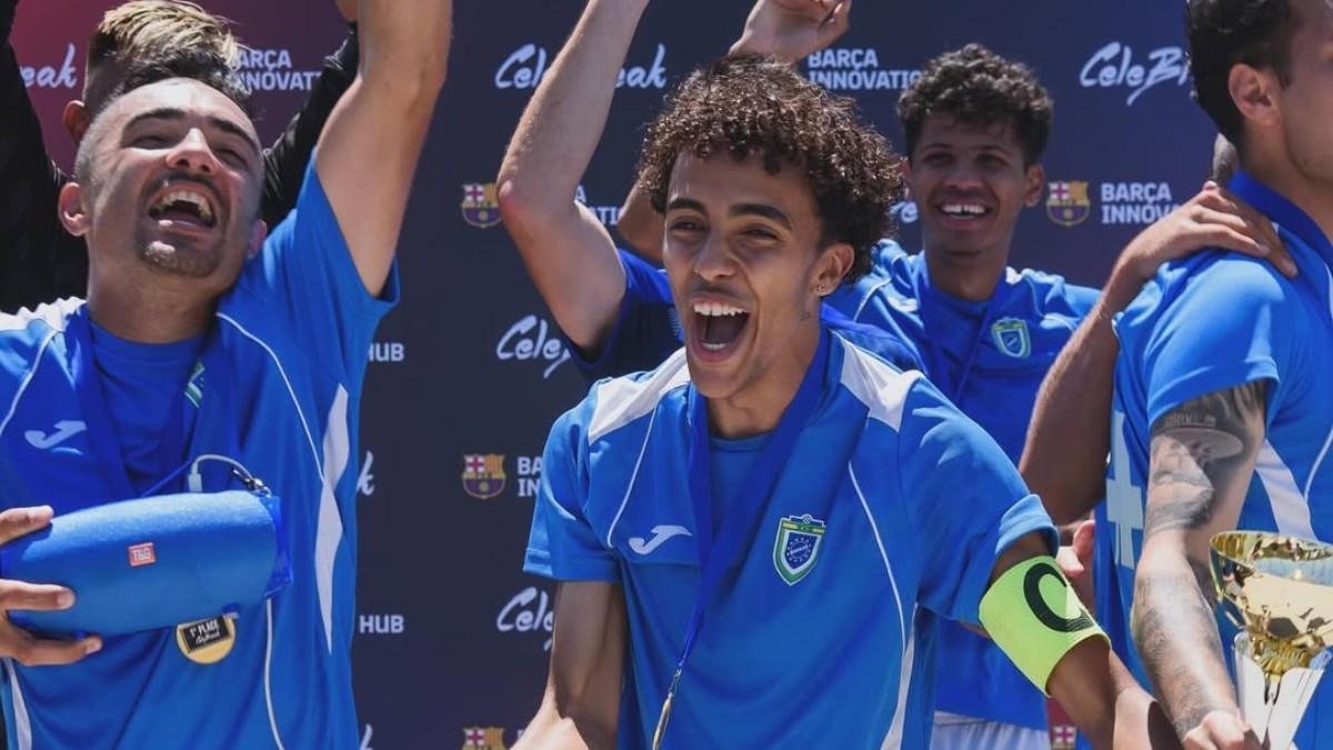 El Ousadia FC festejando un torneo disputado en Barcelona en 2024.