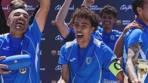 El Ousadia FC festejando un torneo disputado en Barcelona en 2024.