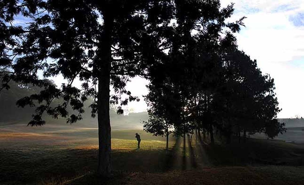 Un jugador de golf practica en el primer forat del Royal Golf Club a Kàtmandu (Nepal).