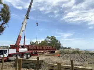 Estepona instala sobre el río Guadalmansa el puente de mayor longitud de su senda litoral