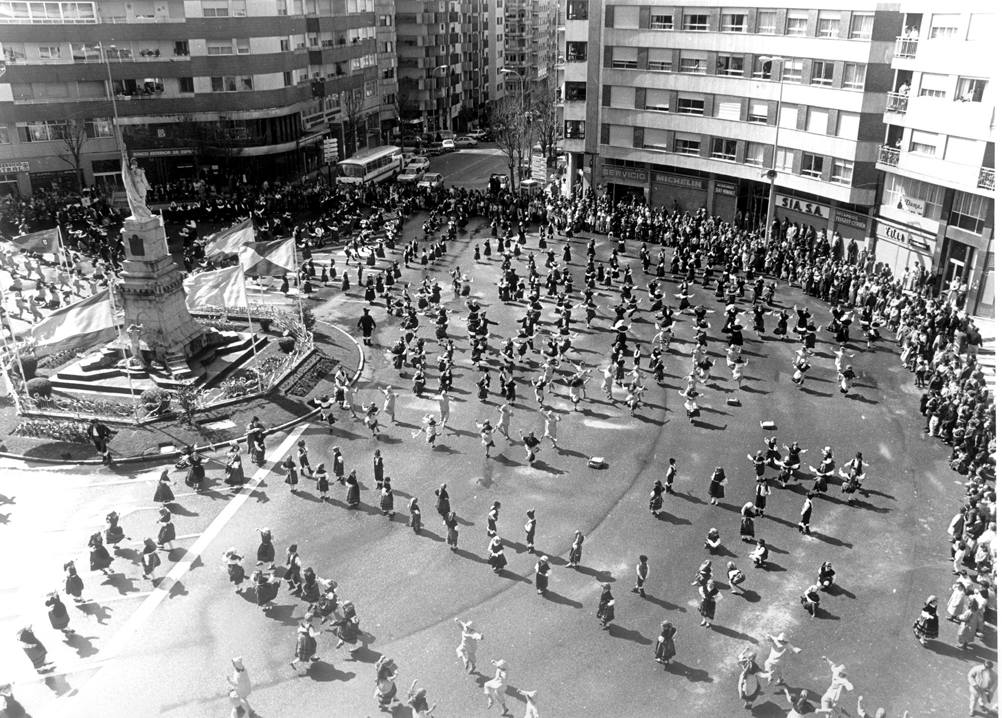 1987 Celebracion de la Reconquista de Vigo en la Plaza de la Independencia Jesús de Arcos.jpg
