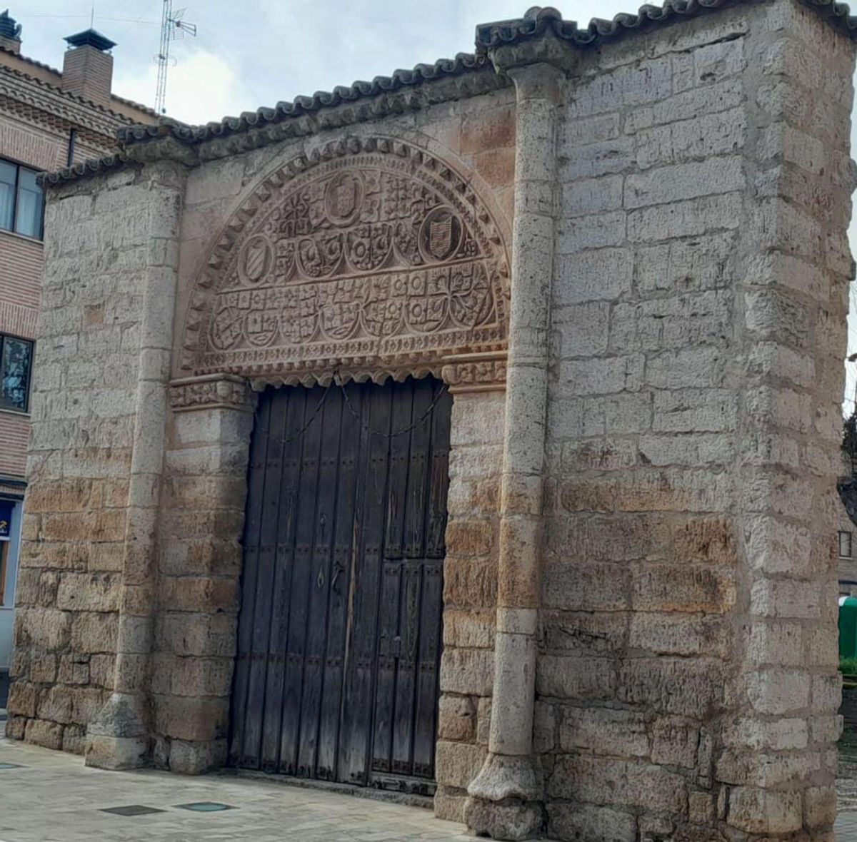Portada del palacio de las Leyes, donde residió Luis de Ulloa. | C. T.