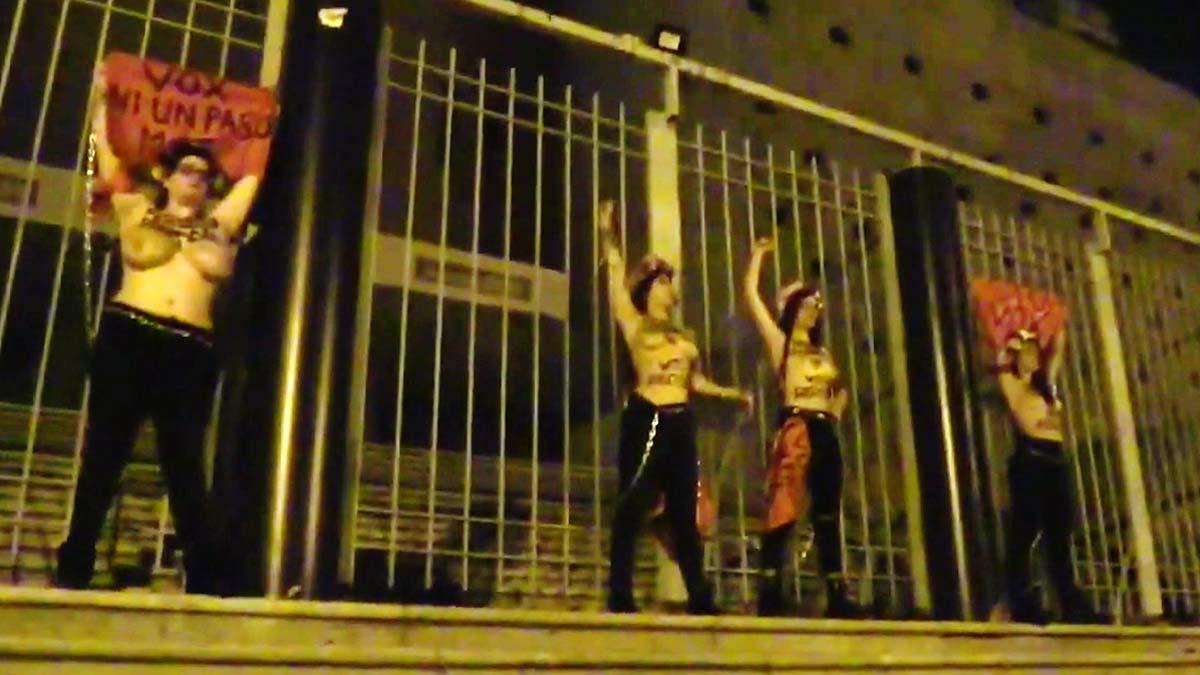 Femen se encadena en Vistalegre para decir que Vox amenaza la democracia.
