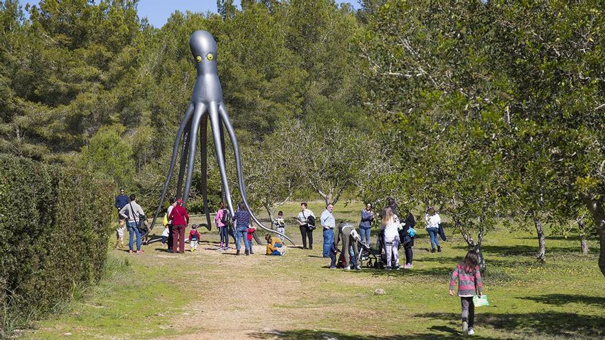 Besucher im Skulpturenpark des Museums Sa Bassa Blanca beim Tag der offenen Tür im Jahr 2023.