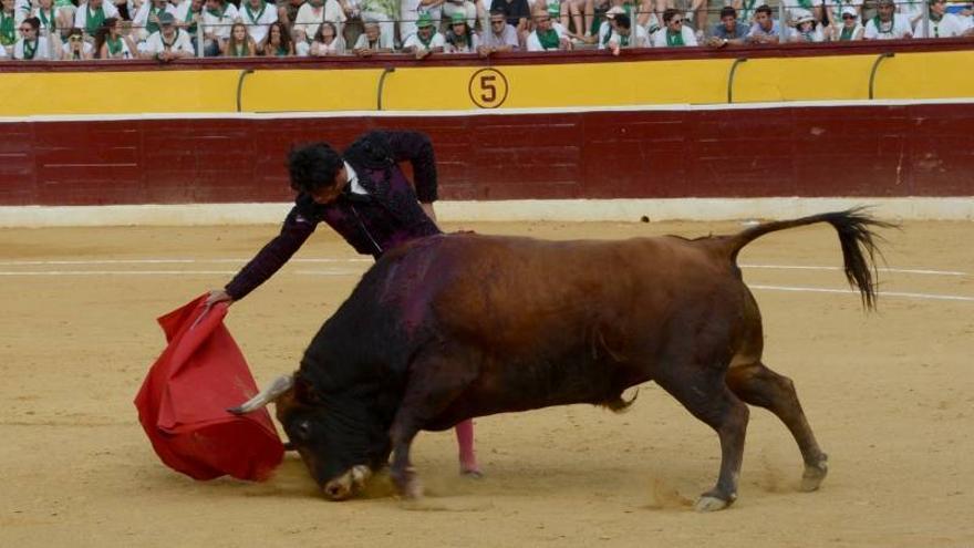 Paulita corta dos orejas y Fandiño resulta cogido en su primero