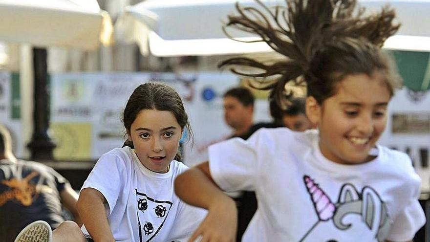 Dúas nenas xogando durante a Algarabía 2019.  | // BERNABÉ/JAVIER LALÍN