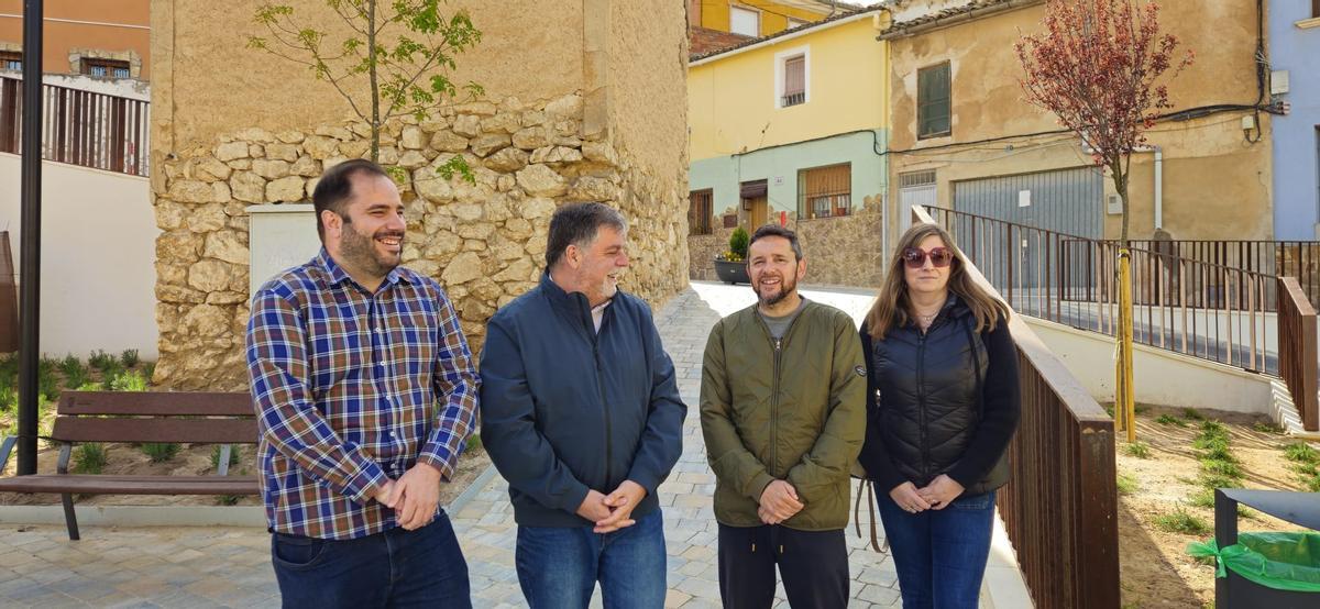El alcalde y concejales en el barrio de San Antón de Villena.