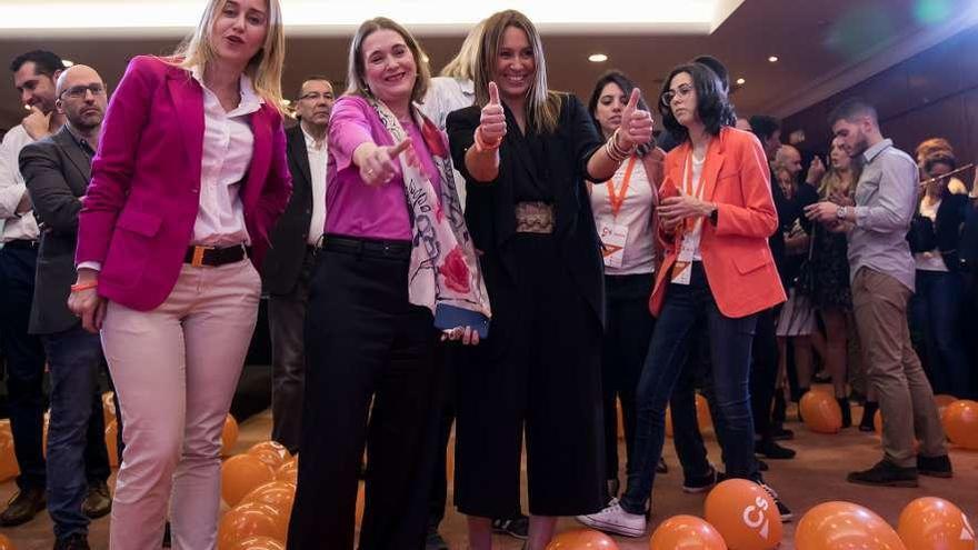 Marta Rivera de la Cruz y Beatriz Pino, en el centro, celebran el éxito de Ciudadanos. // Óscar Corral