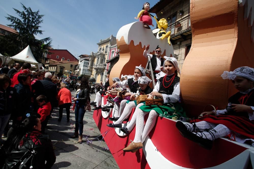 Pregón y desfile de carrozas en las fiestas del Bollo en Avilés