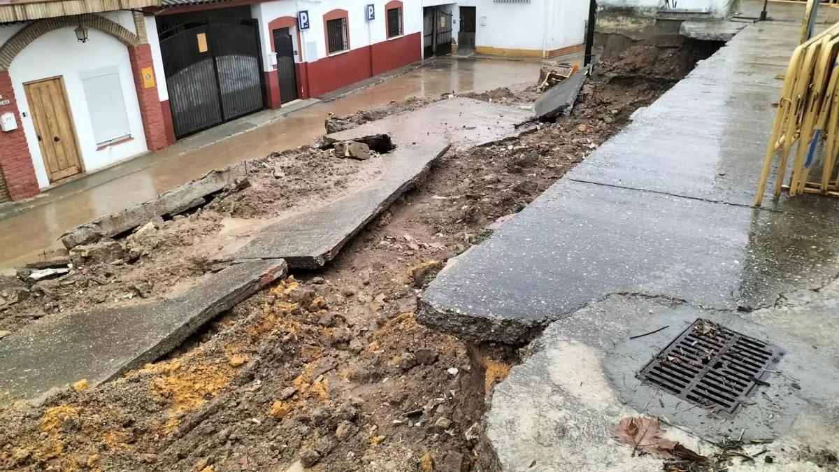 Estado en el que quedó el callejón de la Charquilla, en Almodóvar del Río, el pasado noviembre tras la caída de un muro por las lluvias.