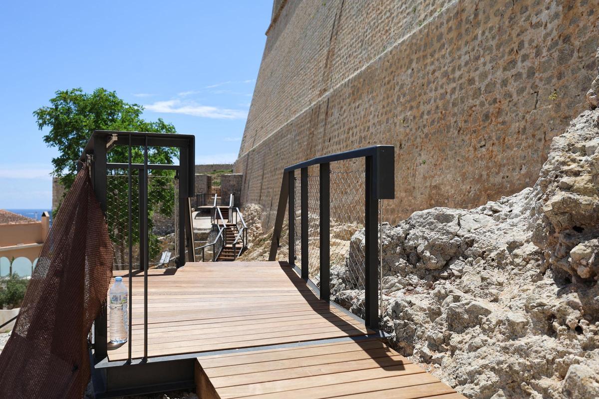 Detalle de una de la pasarela que recorre el yacimiento arqueológico de la calle Santa Maria.