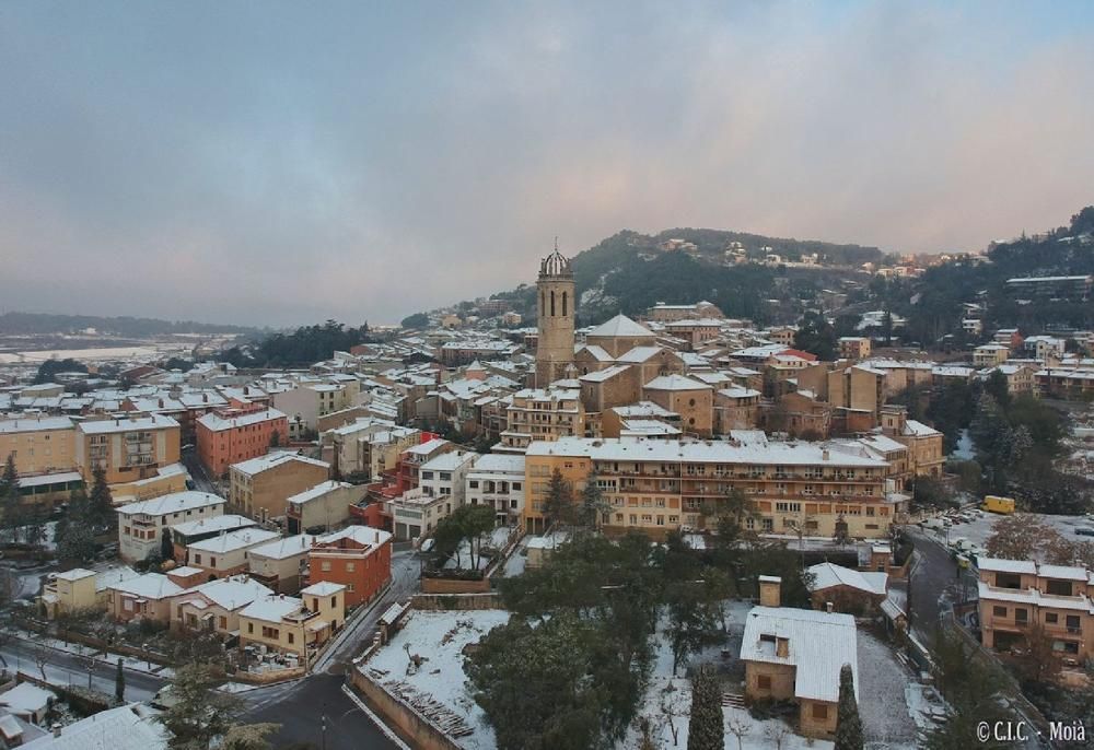 Paisatge matinal nevat a la Catalunya Central