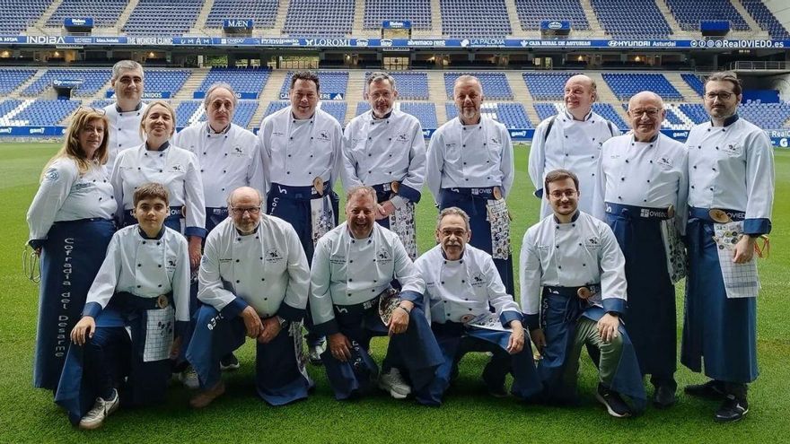 Por la izquierda, de pie, los cofrades del Desarme, Rosa Vázquez, Luis Carlos Fernández, Mónica Longo, Juan José Suárez, Leopoldo Viñuela, Carlos Cristos, Diego Arias, Marino Díaz, Manuel Junco y Alberto Junco; agachados, Juan Fernández, Alberto Pascual, Miguel Ángel de Dios, Jesús Díaz, y Manuel Junco Díez, el pasado martes, durante una visita guiada al Carlos Tartiere. | COFRADÍA DEL DESARME