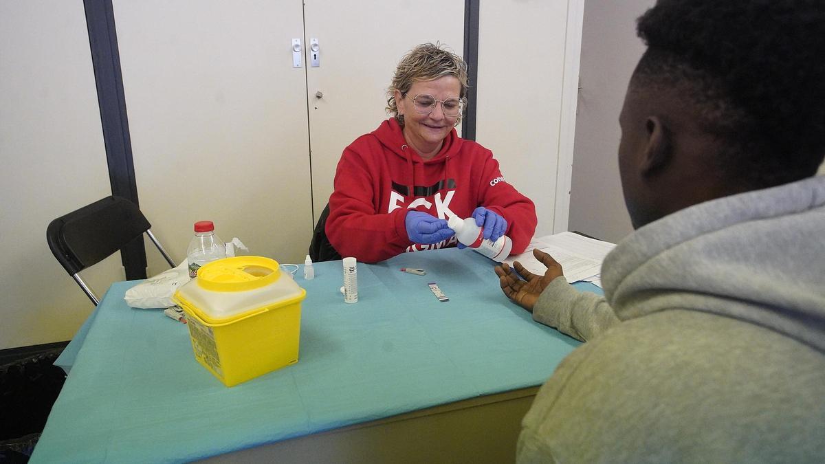 Test ràpid per detectar el VIH a la Universiat de Girona, en una imatge d'arxiu.