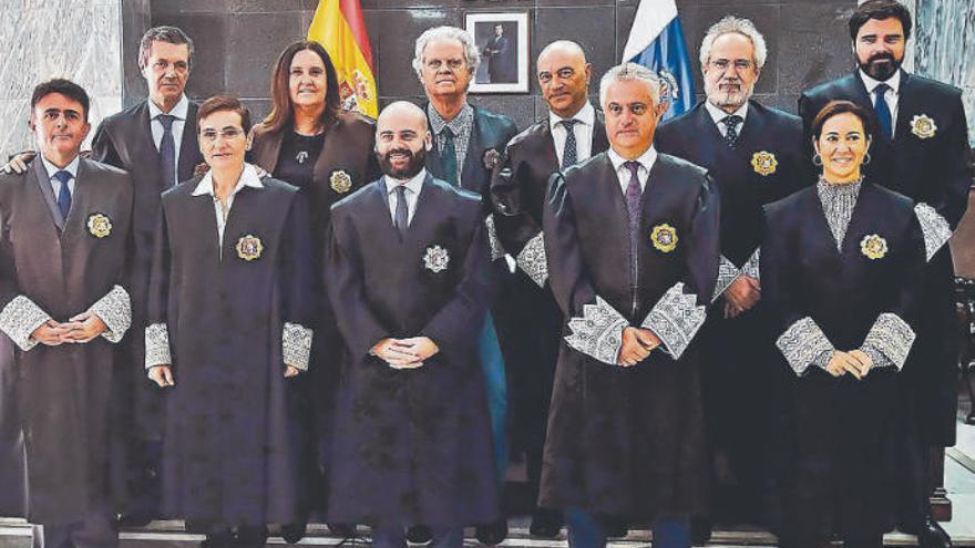 En la imagen, los miembros electos de la Sala de Gobierno del Tribunal Superior de Canarias junto a los natos, entre ellos, el presidente Antonio Doreste.