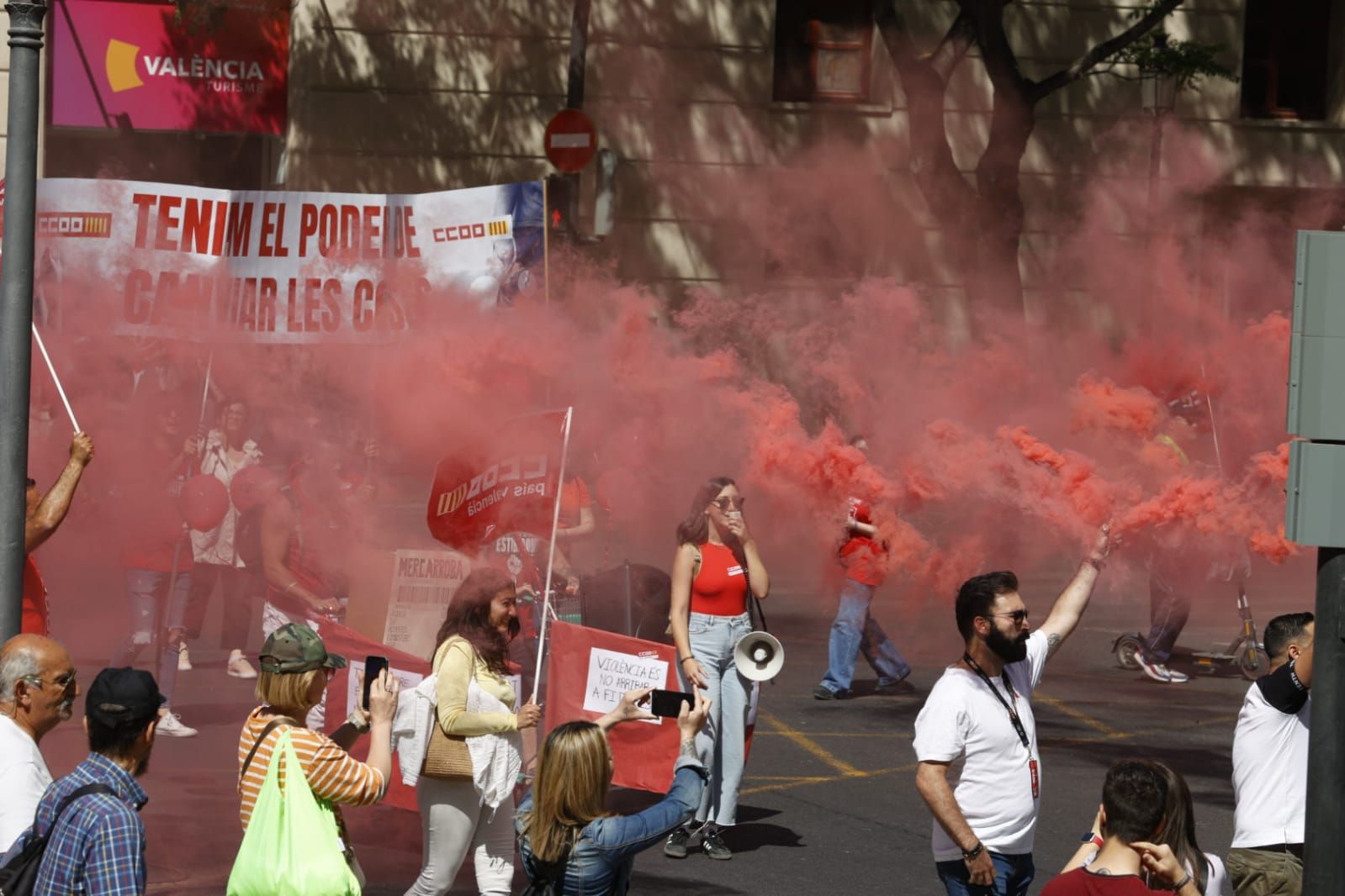 Miles de trabajadores festejan el Primero de Mayo en València