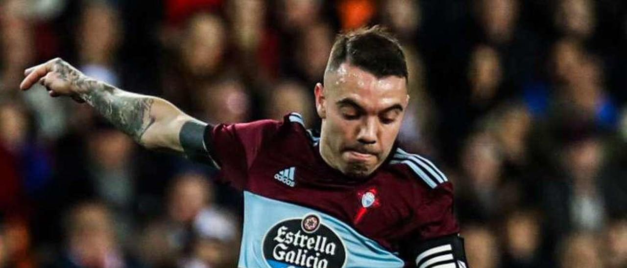 Iago Aspas arma el disparo en el partido del sábado en Mestalla ante el Valencia. // Carla Cortés