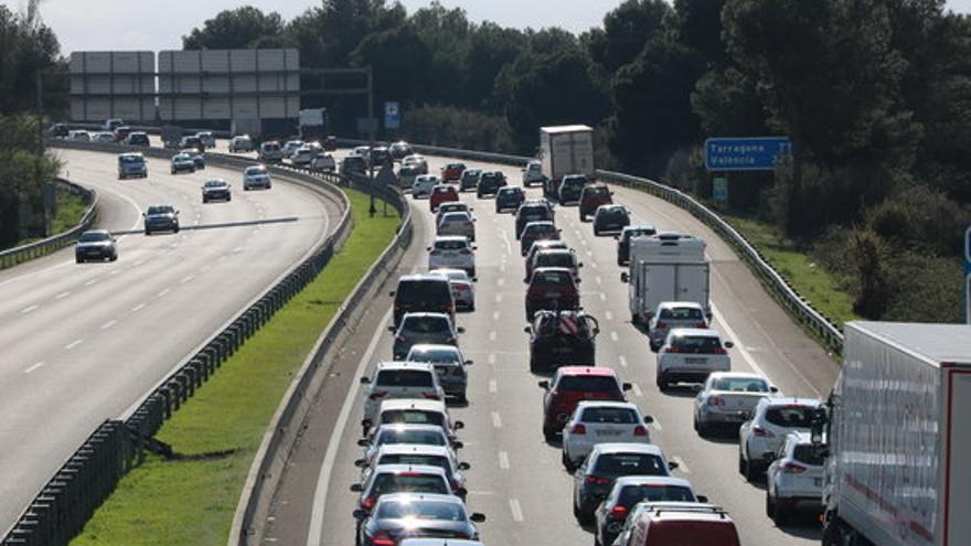 Vehicles omplen els carrils de l&#039;AP-7 en sentit Tarragona en plena operació sortida