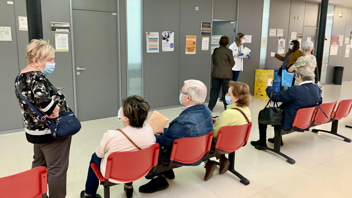 Pacientes esperando en la sala de espera de un centro de salud de Alicante.