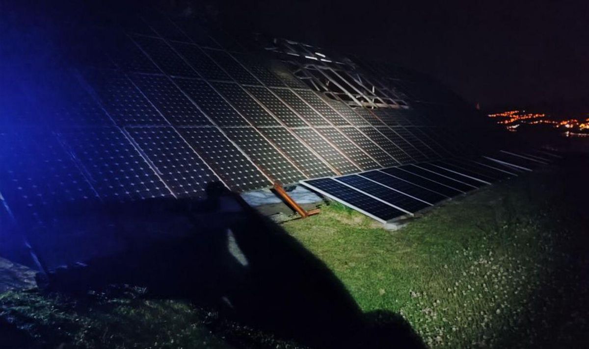 Paneles solares incendiados en Beluso. | // FDV