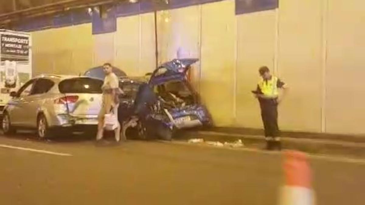 Imagen de dos de los vehículos implicados en el accidente de tráfico de este martes en Las Palmas de Gran Canaria.