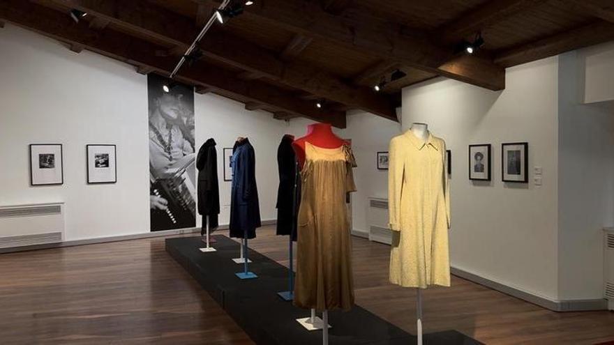 Video | 'Coco Chanel: Más allá de la moda' llega a Cáceres con más de 70 piezas de la icónica diseñadora